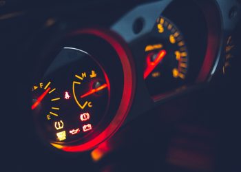 Pourquoi Ma Voiture Sent-elle L’essence? Un Regard en Profondeur