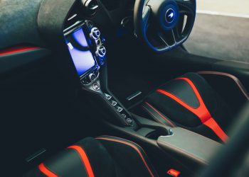 Comment Enlever Rapidement et Facilement le Sable de Votre Voiture au Maroc