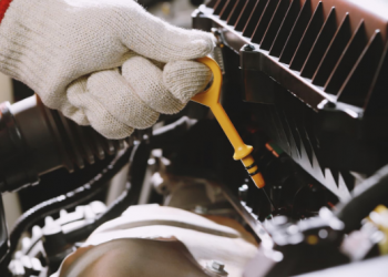 Dois-je Vérifier l’Huile lorsque le Moteur est Chaud ou Froid?