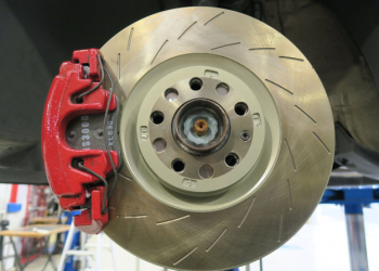 Comment Changer les Plaquettes de Frein avec un Frein de Stationnement Électrique au Maroc