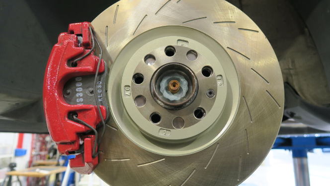 Comment Changer les Plaquettes de Frein avec un Frein de Stationnement Électrique au Maroc