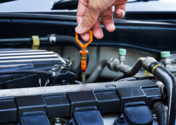 Comment Vérifier le Niveau d’Huile dans votre Voiture