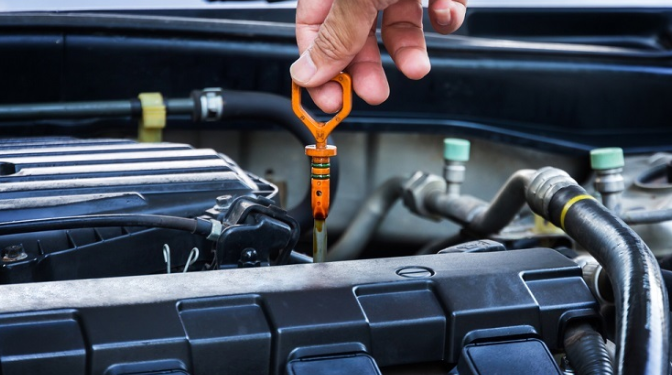 Comment Vérifier le Niveau d’Huile dans votre Voiture