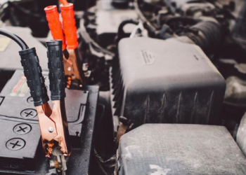 7 Raisons Pour Lesquelles Votre Batterie de Voiture Se Décharge Continuellement