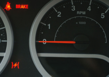 Voyant de Contrôle de l’Accélérateur Électronique Allumé ? (Voici ce que cela Signifie)
