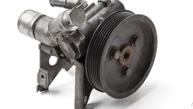 6 Signes Indiquant que vous avez Besoin d’un Remplacement de la Pompe de Direction Assistée