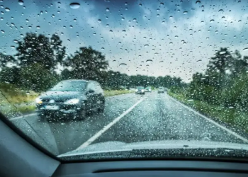 Conseils de Sécurité pour Conduire sous la Pluie au Maroc