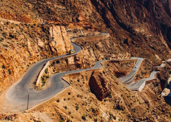 Naviguer sur les Routes du Maroc : Étiquette de Conduite et Conseils