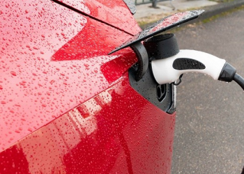Recharger une voiture électrique sous la pluie : est-ce sûr ?