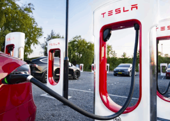 Tesla lance la construction de sa première usine africaine à Kénitra, Maroc