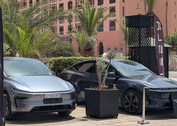 Tesla accélère au Maroc : Marrakech accueille les Model 3 et Model Y Performance avant les premières livraisons d&rsquo;août
